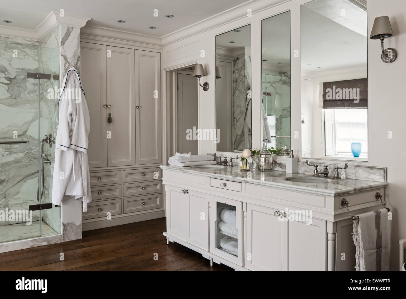 Salle de bains avec construit dans le stockage, de parquet poli et de surfaces en marbre. Banque D'Images