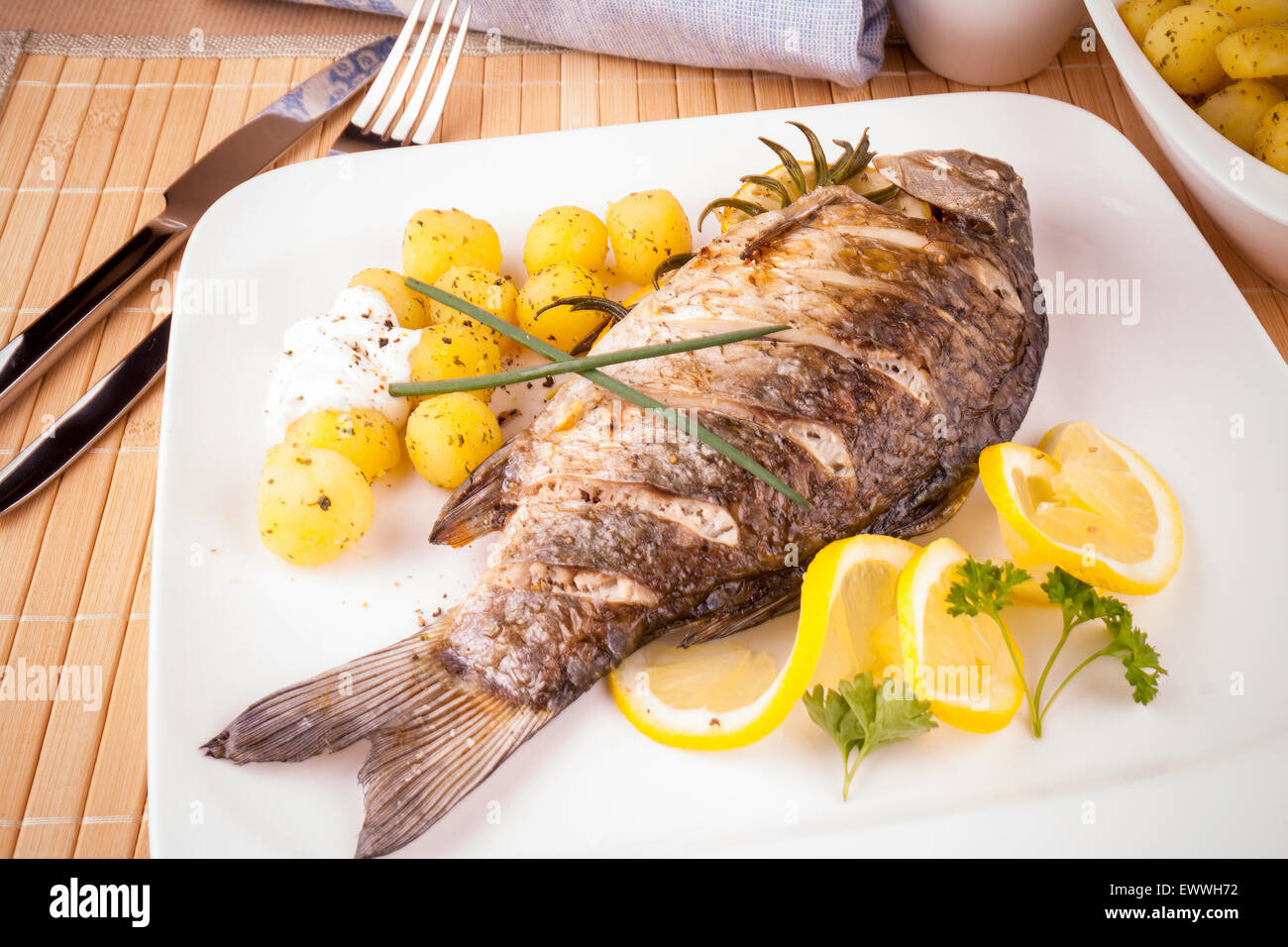 La carpe grillée au romarin Pommes de poissons et de citron, vue du dessus Banque D'Images