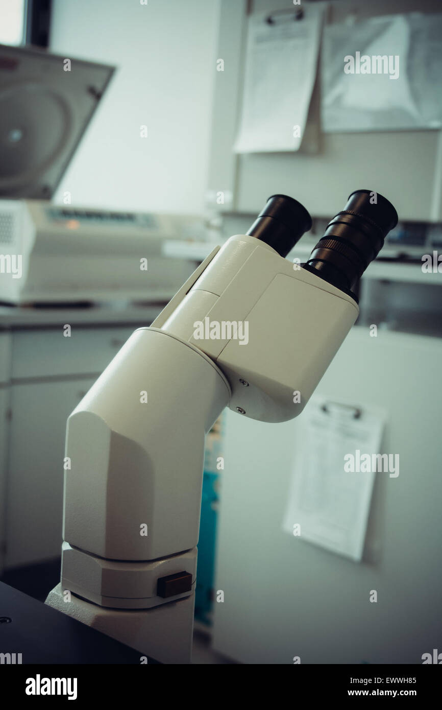 Gros plan oculaire microscope comme arrière-plan, soft focus Banque D'Images