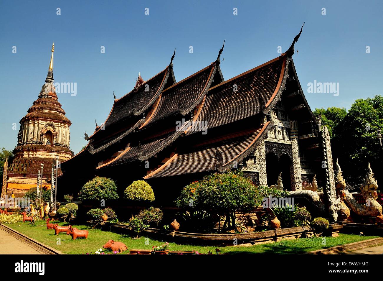 Chiang Mai, Thaïlande : Nord de Lanna style teak wood hall Vihan avec façade sculptée à Wat Lok Molee Banque D'Images