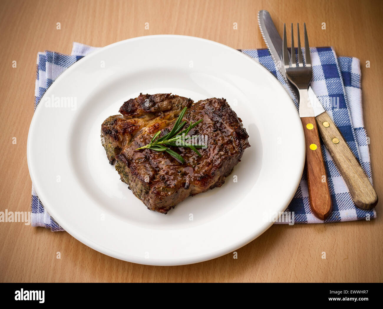 Bifteck de faux-filet grillé juteux avec couverts, vue du dessus Banque D'Images