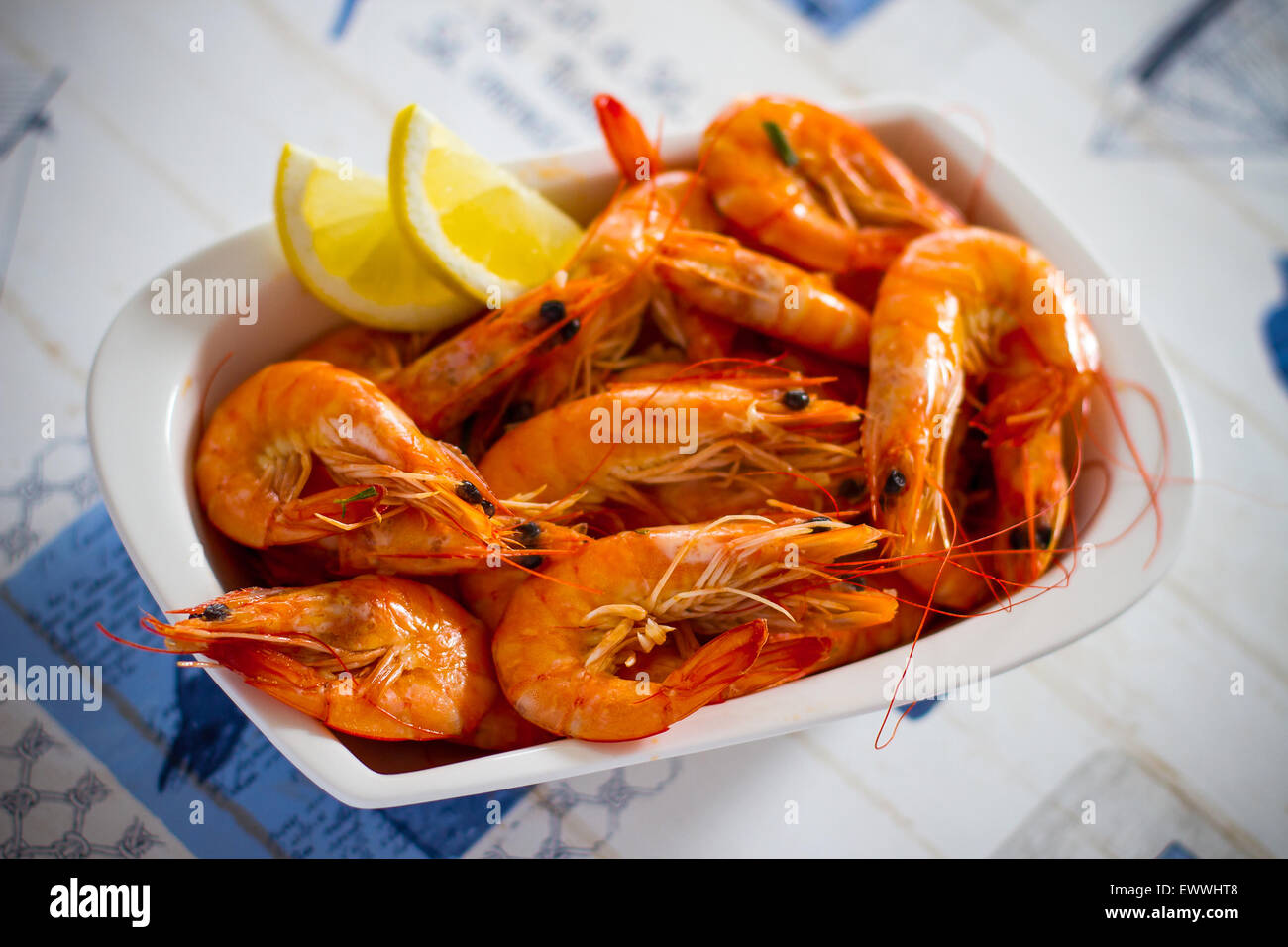 Crevettes grillées avec du citron frais close up, soft focus Banque D'Images