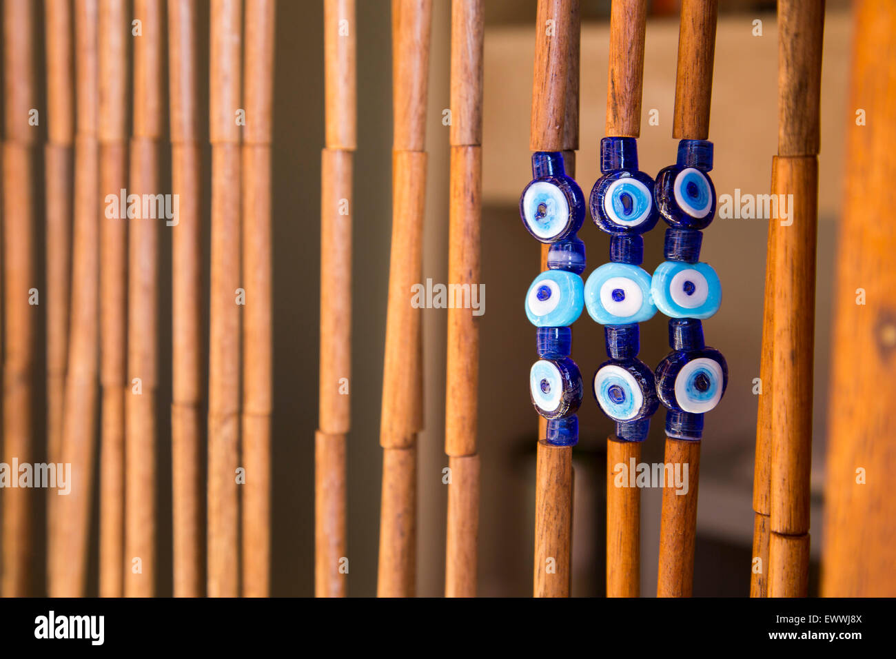 Bleu Couleur des amulettes porte sur un décor bambou suspendu pour mauvais œil Banque D'Images