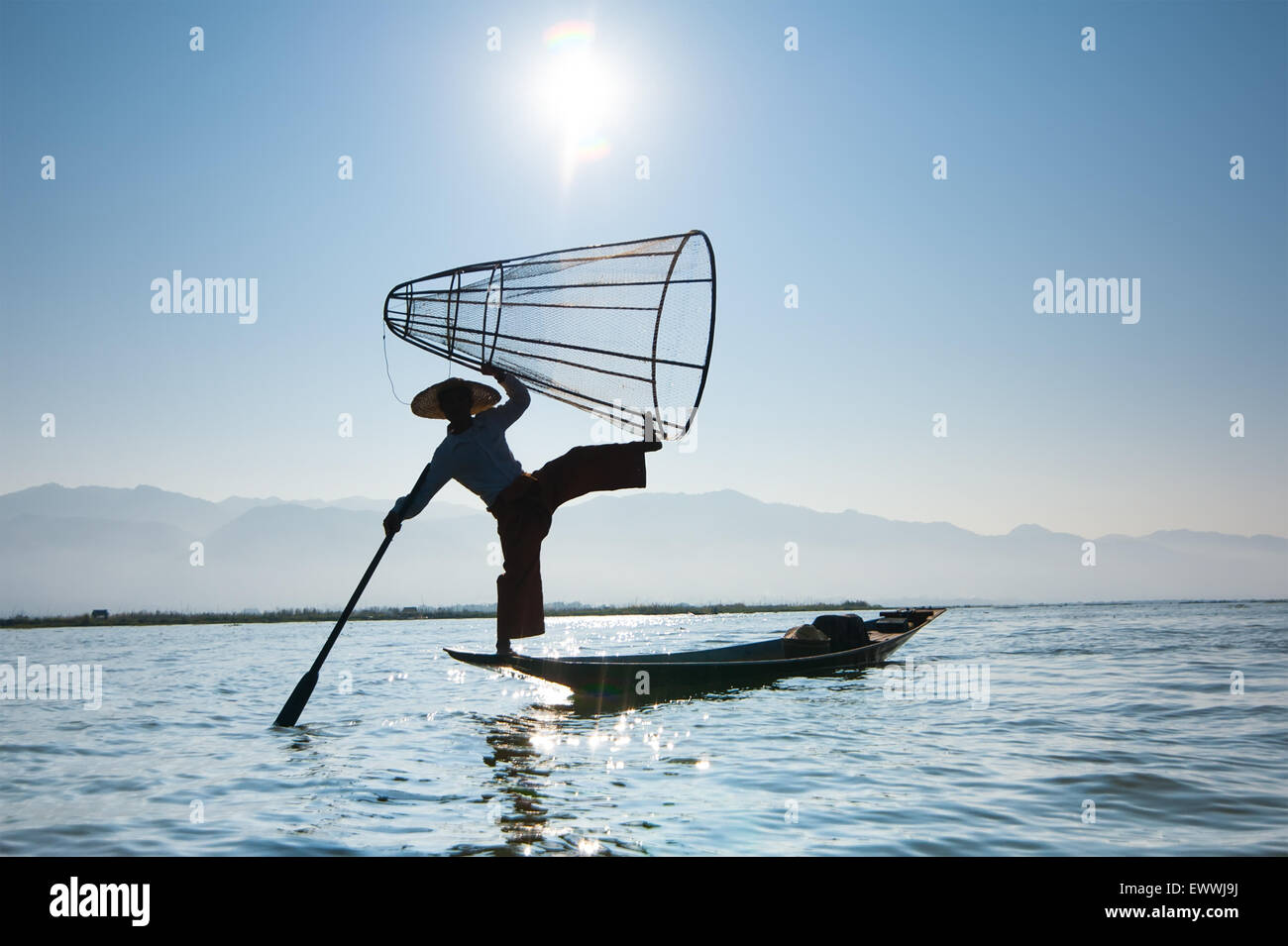 Pêcheur birman sur bambou voile prendre du poisson en mode traditionnel avec des net. Lac Inle, Myanmar (Birmanie) billet gam Banque D'Images