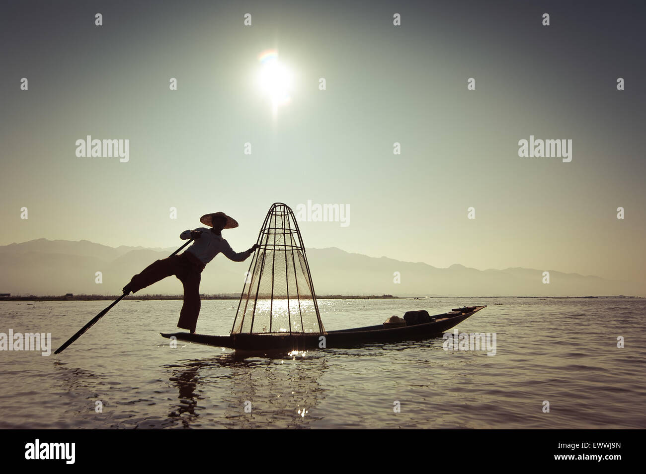 Pêcheur birman sur bambou voile prendre du poisson en mode traditionnel avec des net. Lac Inle, Myanmar (Birmanie) billet gam Banque D'Images