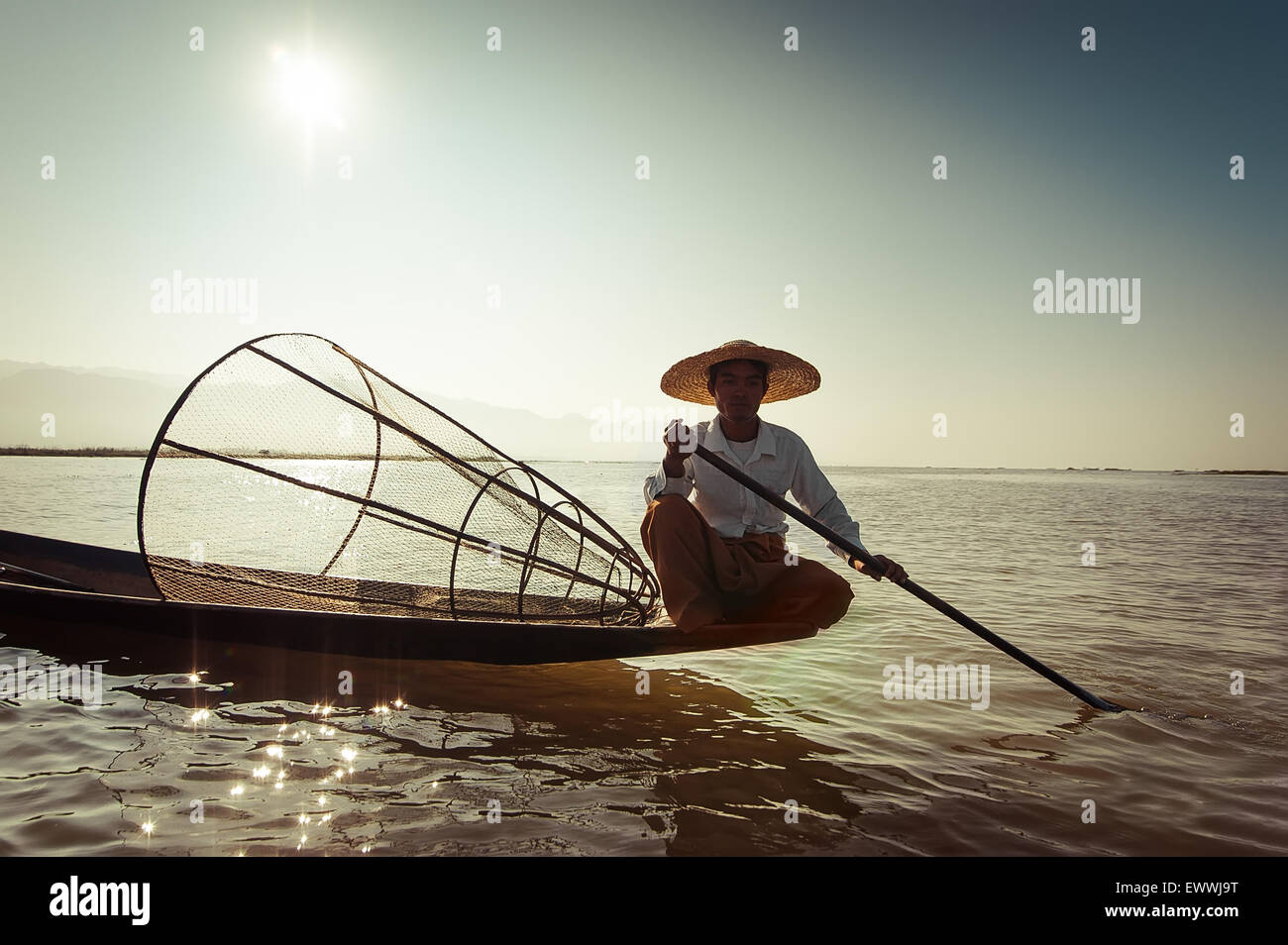 Pêcheur birman sur bambou voile prendre du poisson en mode traditionnel avec des net. Lac Inle, Myanmar (Birmanie) billet gam Banque D'Images