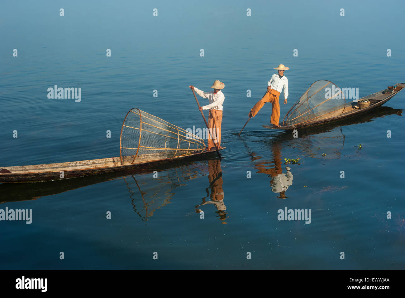 Pêcheur birman sur bambou voile prendre du poisson en mode traditionnel avec des net. Lac Inle, Myanmar (Birmanie) billet gam Banque D'Images