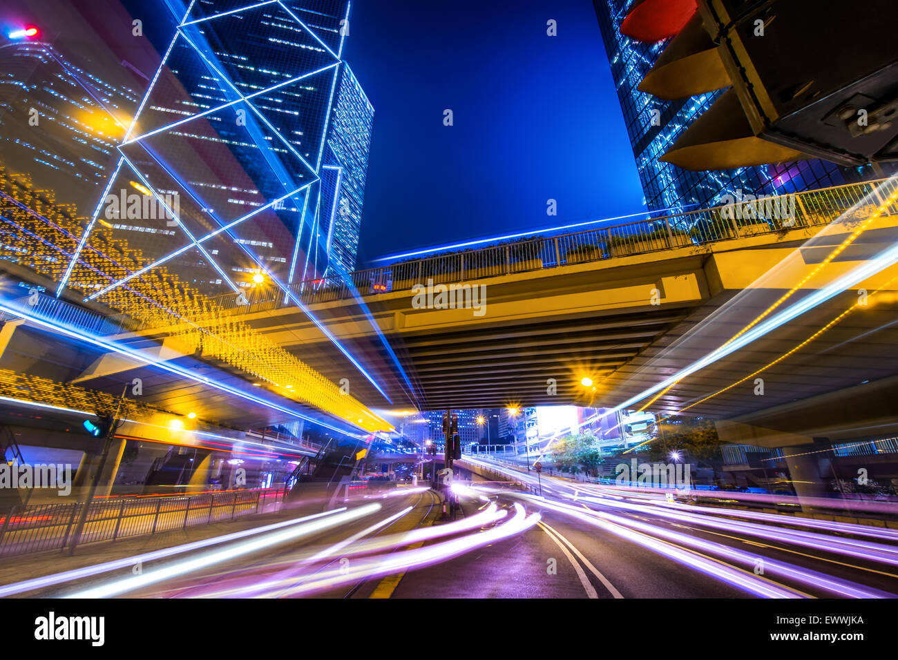 Nuit paysage urbain futuriste avec vue sur les gratte-ciel illuminés et de circulation de la ville de l'autre côté de la rue. Hong Kong Banque D'Images