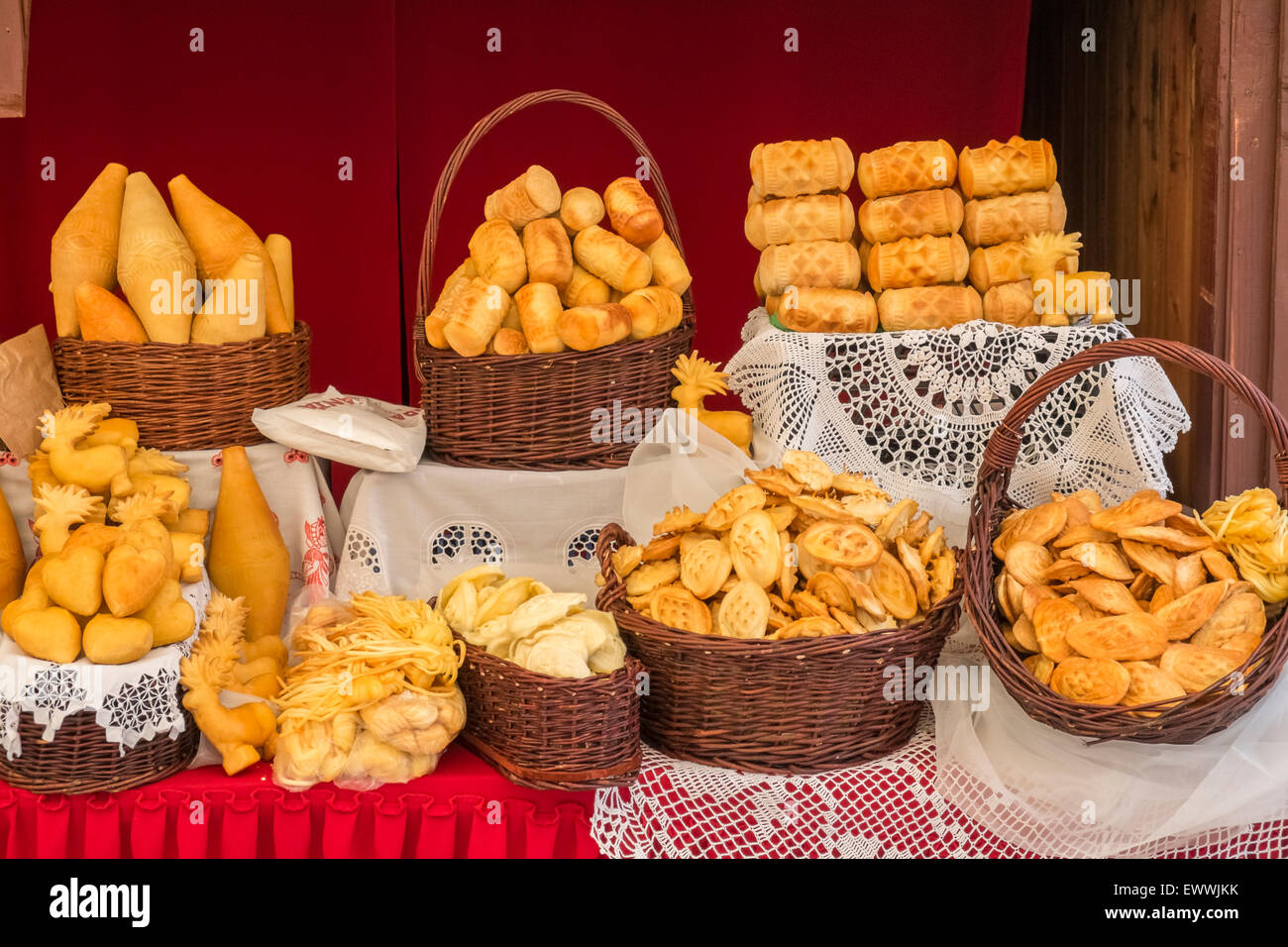 Des plats préparés à la production destinée à la vente, affichés sur un étal du marché dans la vieille ville, Cracovie, Pologne Banque D'Images