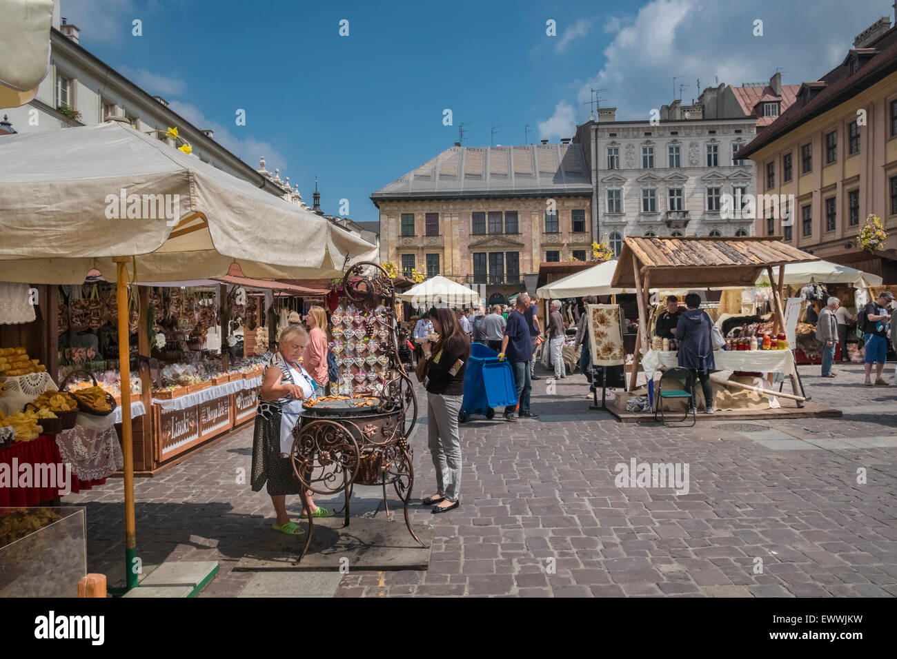 Les étals de marché, dans la vieille ville de Cracovie, Pologne Banque D'Images