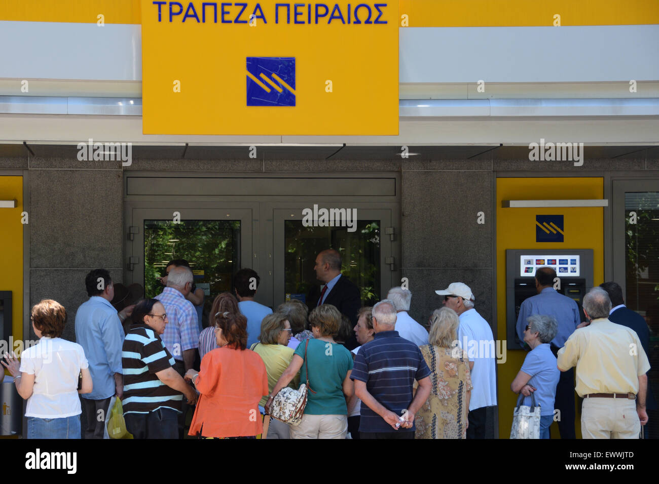 Les personnes en attente de retirer une partie de leur pension. Certaines banques sont ouvertes aujourd'hui en Grèce seulement pour les retraités sans distributeur automatique de cartes. Banque D'Images