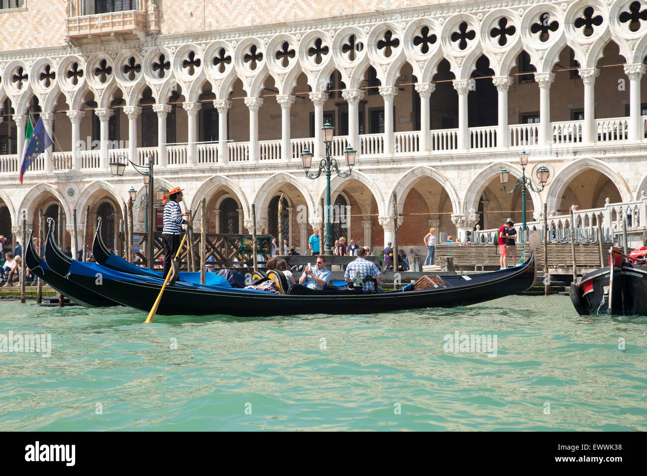 Gondolier non identifié portant un costume traditionnel dans la télécabine et naviguer sur un canal Vénitien Banque D'Images