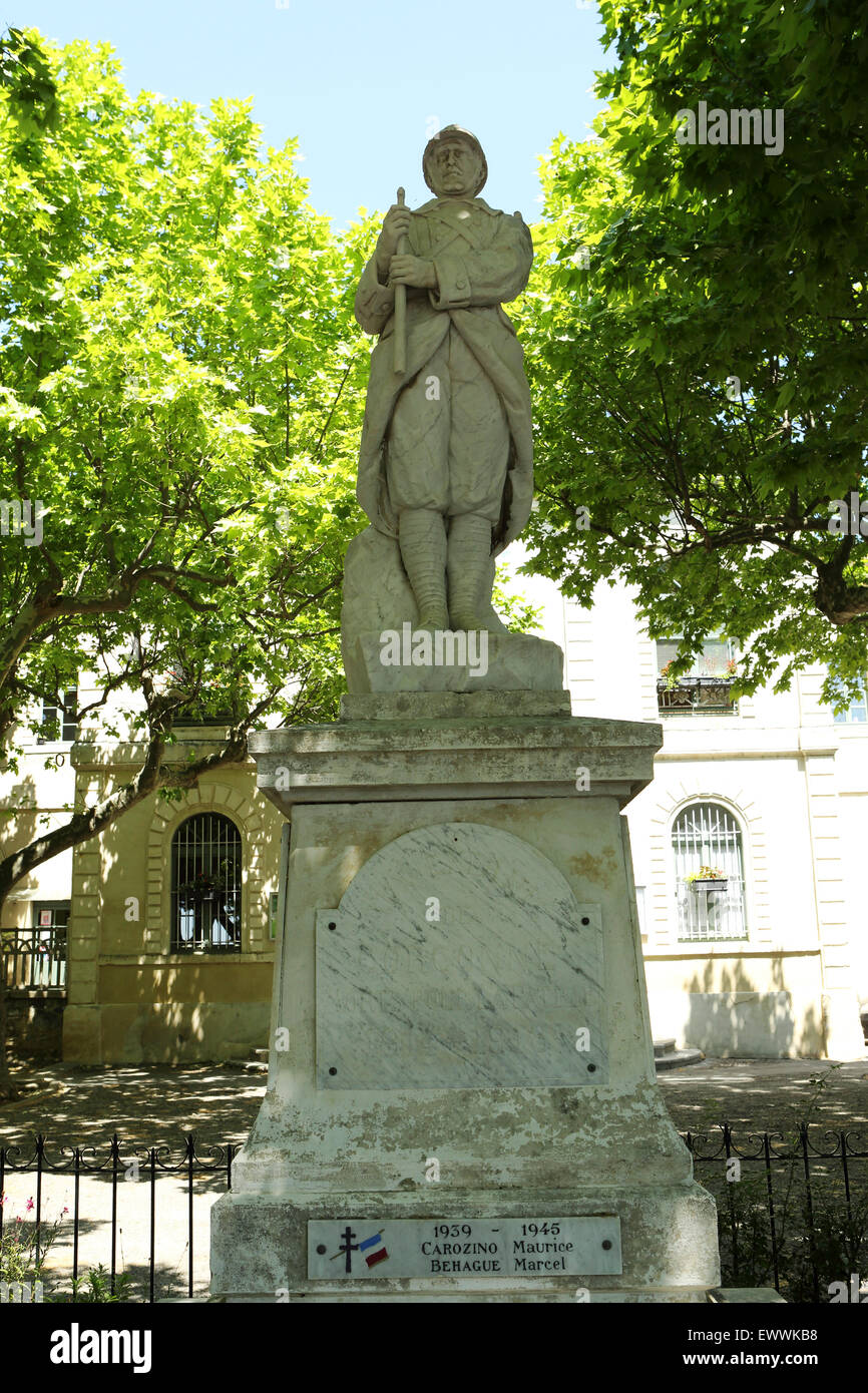 Le monument commémoratif de guerre à Corconne, France. Le Mémorial commémore les morts de la Grande Guerre (Première Guerre mondiale) de 1914 à 1918. Banque D'Images