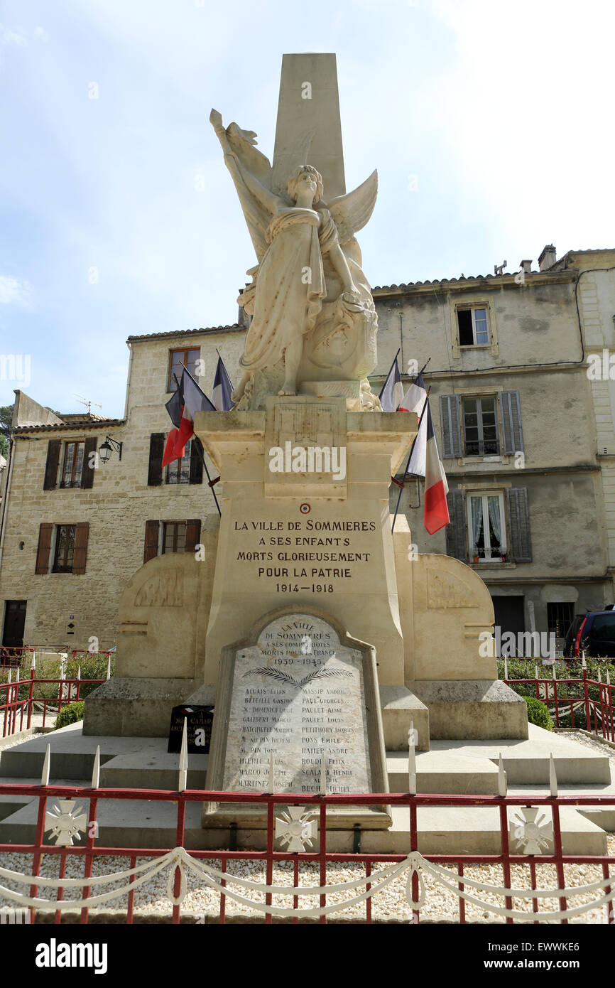 Le monument commémoratif de guerre à Sommieres, France. Le Mémorial commémore les morts de la Grande Guerre (Première Guerre mondiale) de 1914 à 1918. Banque D'Images