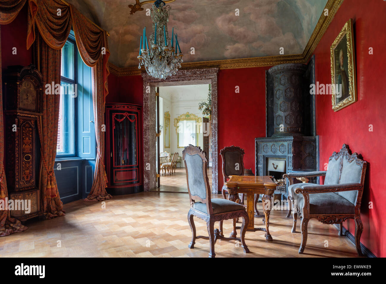 Cheminée Renaissance dans la salle seigneuriale avec un plafond voûté, de parquet et de meubles anciens Banque D'Images