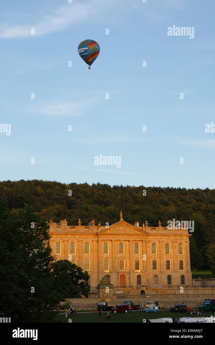 Un ballon à air chaud s'élève au-dessus de Chatsworth House pendant la stately home's Country Fair dans le Derbyshire Peak District England UK Banque D'Images