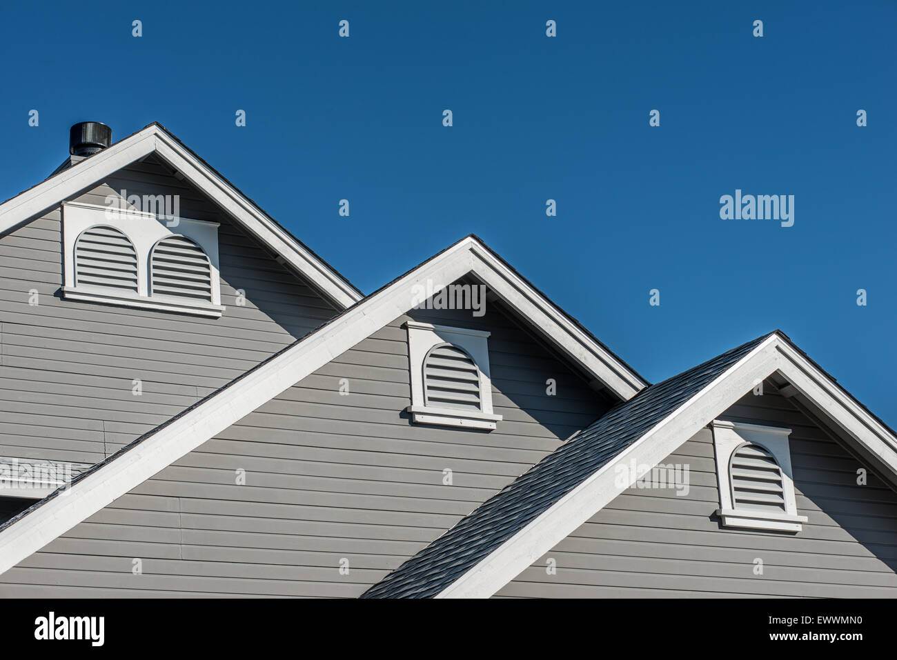 Trois pics de toit correspondant dans l'ordre décroissant Banque D'Images