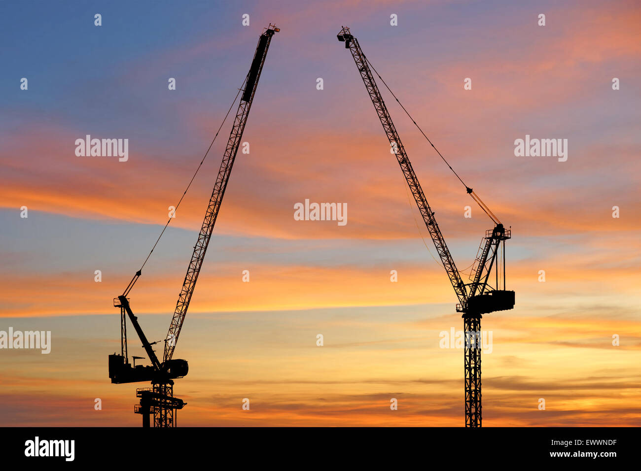 Silhouette de grue de construction avec de beaux fond ciel Banque D'Images