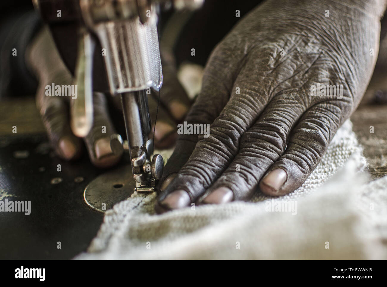 Un artisan est tissé au pays Dogon, au Mali Banque D'Images