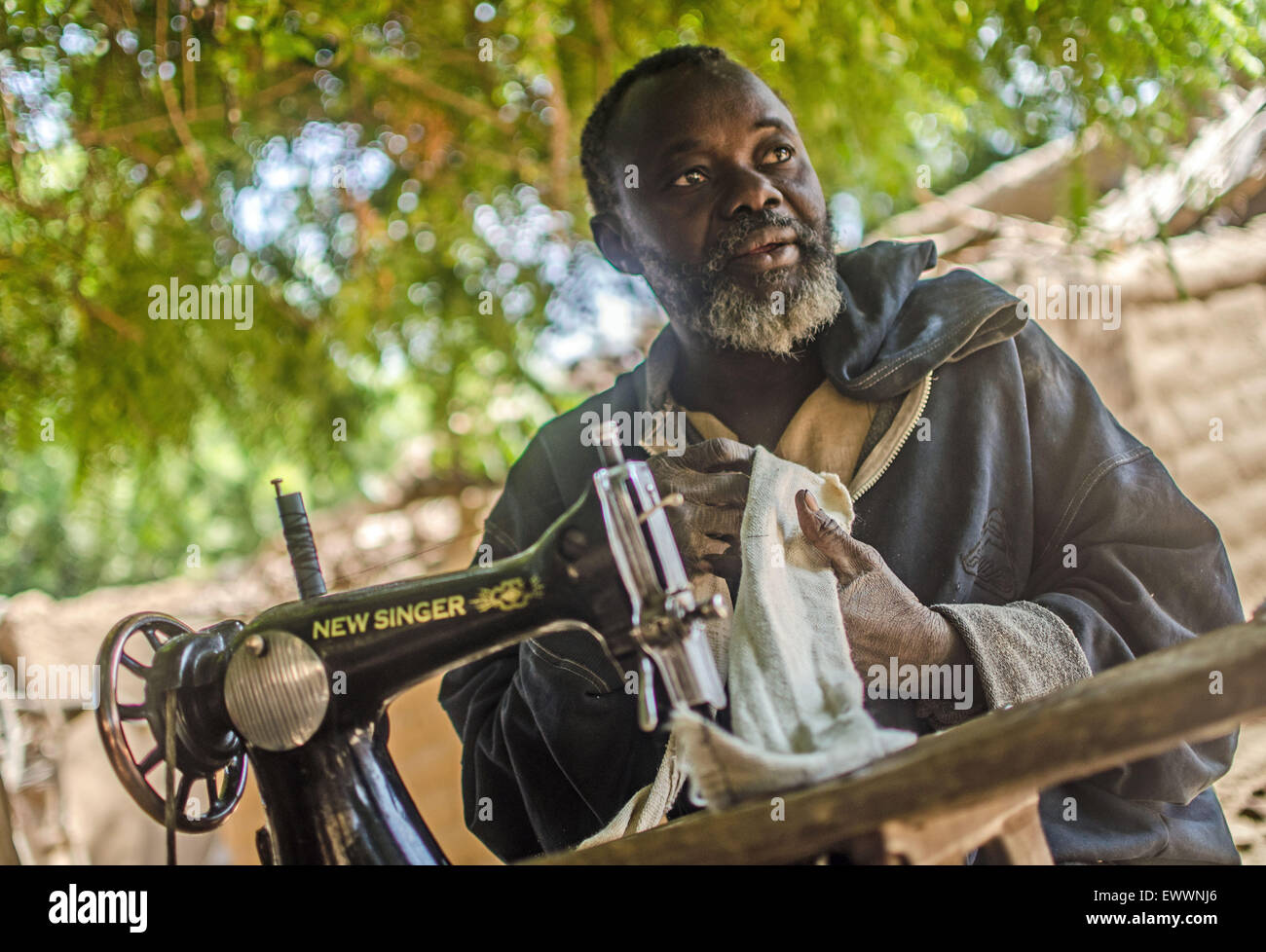Un artisan est tissé au pays Dogon, au Mali Banque D'Images