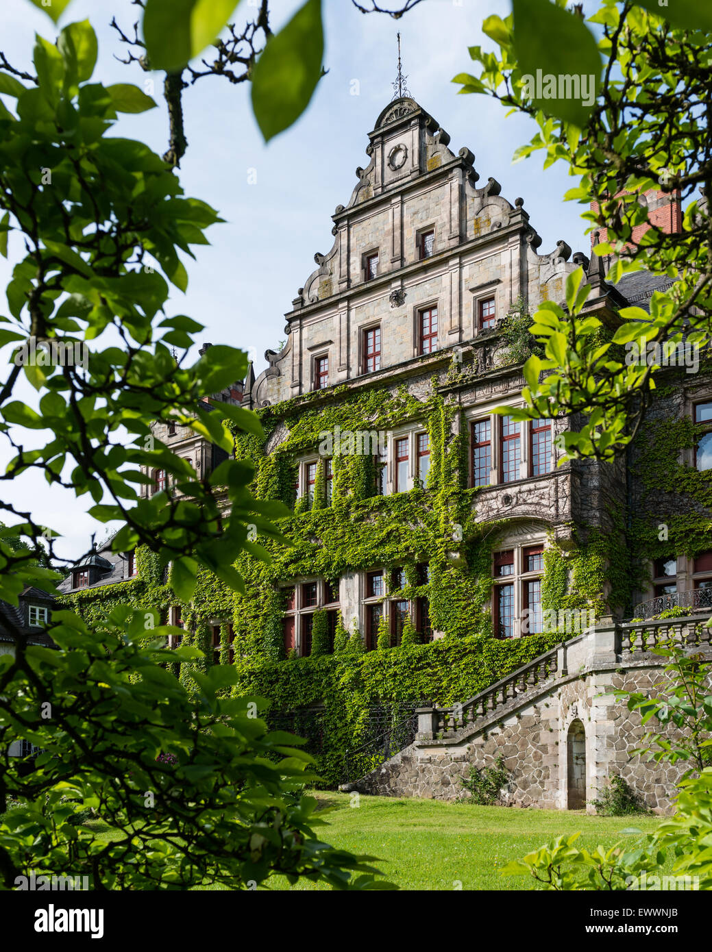 La façade extérieure de l'imposant château de Ramholz Banque D'Images