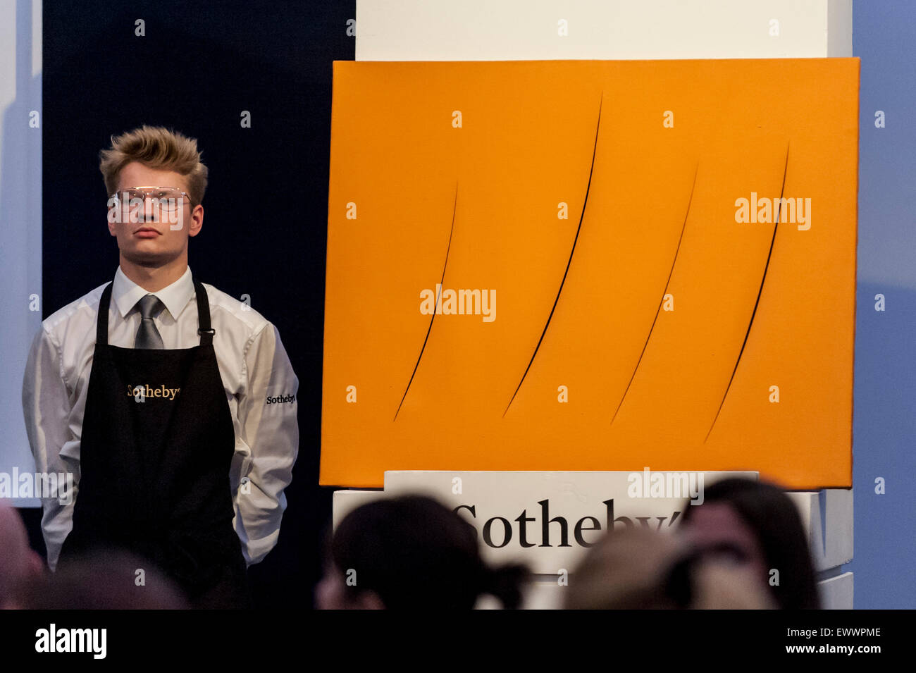 Londres, Royaume-Uni. 1 juillet 2015. Un technicien de Sotheby's montre Lucio Fontana's 'Concetto Spaziale Attentes', qui a été vendu à un prix d'adjudication de £1.15m, l'estimation ci-dessus, l'Art Contemporain chez Sotheby's auction soirée. La nuit de l'ensemble des ventes réalisé €130,4 millions $ (204,7 millions). Crédit : Stephen Chung / Alamy Live News Banque D'Images