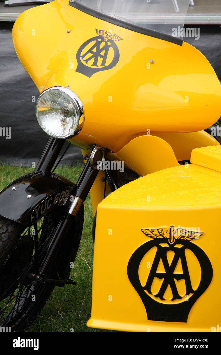 Emblème de sauvetage AA sur moto jaune classique. Usage éditorial exclusif Banque D'Images
