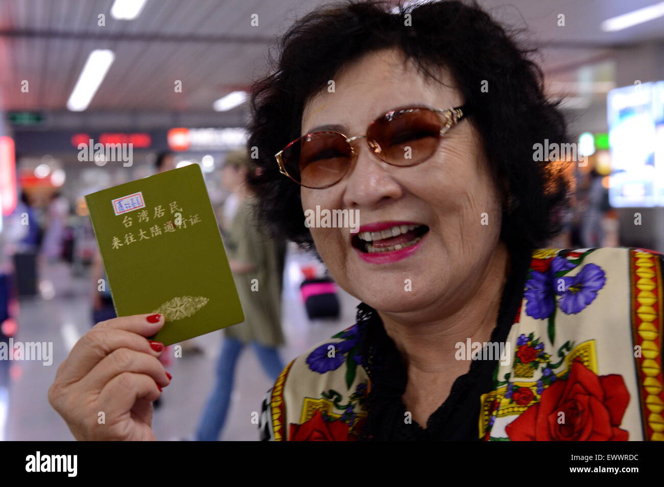 Fuzhou, province de Fujian en Chine. 1er juillet 2015. Résidents de Taiwan Xiaolin Ximei montre son permis de voyage continentale de Taiwan résidents (PSG) après son arrivée à l'Aéroport International Fuzhou Changle à Fuzhou, capitale de la province de Fujian en Chine du sud-est, 1 juillet 2015. Les résidents de Taiwan ont été autorisés à entrer dans la partie continentale de Chine qu'avec le PSG et n'ont plus à présenter une demande de visa à compter du 1er juillet, en vertu d'un nouveau règlement sur les voyages du peuple chinois entre Taiwan et le continent. © Zhang Guojun/Xinhua/Alamy Live News Banque D'Images Fuzhou, province de Fujian en Chine. 1er juillet 2015. Résidents de Taiwan Xiaolin Ximei montre son permis de voyage continentale de Taiwan résidents (PSG) après son arrivée à l'Aéroport International Fuzhou Changle à Fuzhou, capitale de la province de Fujian en Chine du sud-est, 1 juillet 2015. Les résidents de Taiwan ont été autorisés à entrer dans la partie continentale de Chine qu'avec le PSG et n'ont plus à présenter une demande de visa à compter du 1er juillet, en vertu d'un nouveau règlement sur les voyages du peuple chinois entre Taiwan et le continent. © Zhang Guojun/Xinhua/Alamy Live News Banque D'Images
