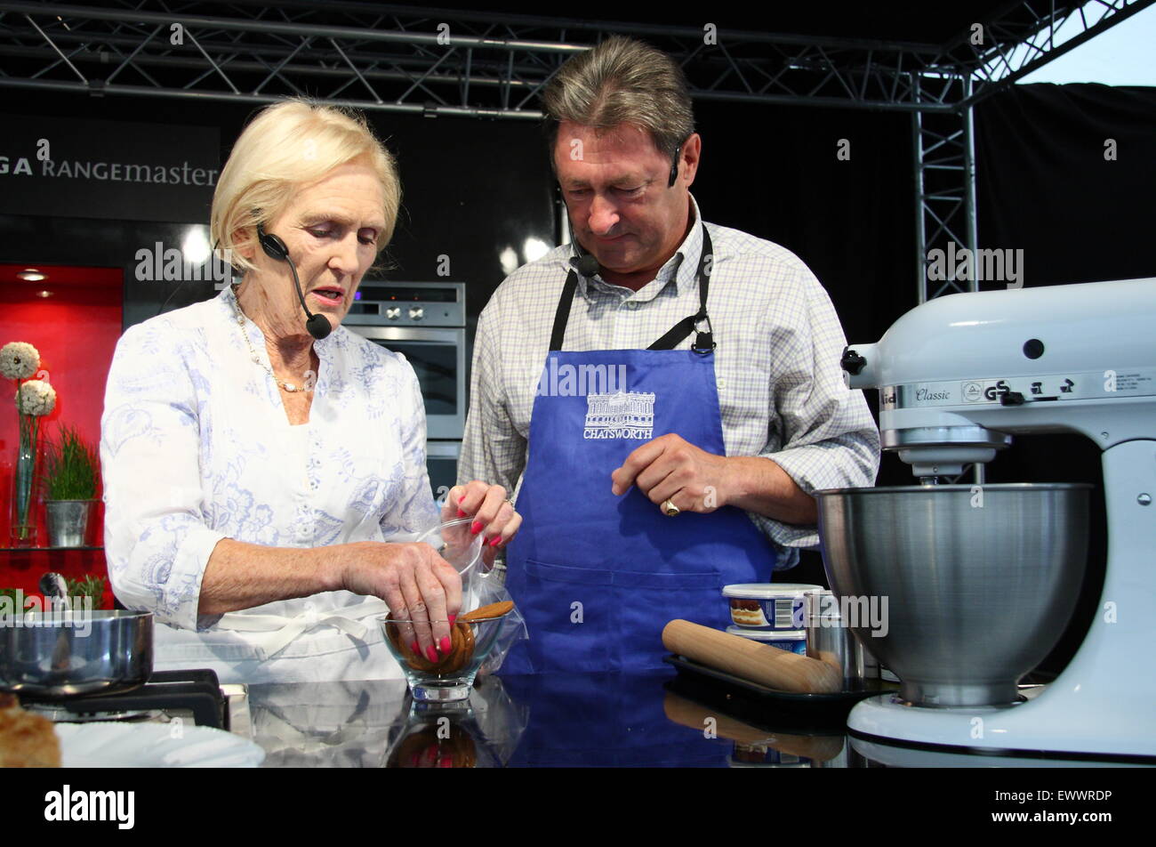 Plat étoile Mary Berry et Alan Titchmarsh donner une démonstration culinaire à Chatsworth Country Fair, Peak District, Derbyshire, Royaume-Uni Banque D'Images