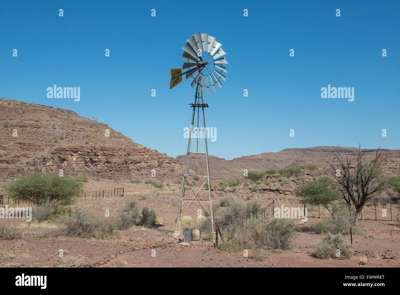 La Namibie, l'Afrique - Moulin avec ciel bleu clair derrière elle Banque D'Images
