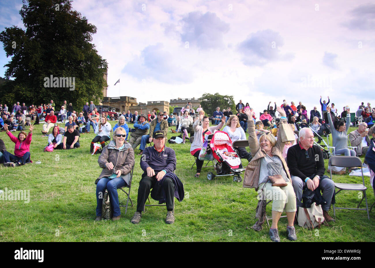 Les gens regarder les animations prévues sur Chatsworth Country Fair qui a eu lieu sur le domaine de Chatsworth, Derbyshire Peak District UK GO Banque D'Images