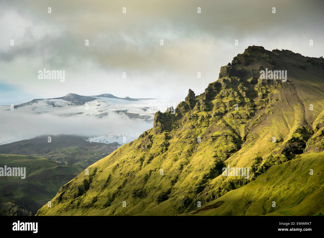 Au premier plan, les montagnes et des Glaciers, près de Volcan Eyjafjallajokull, dans l'arrière-plan. Banque D'Images