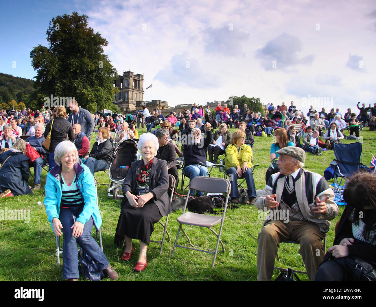 Les gens regarder les animations prévues sur Chatsworth Country Fair qui a eu lieu sur le domaine de Chatsworth, Derbyshire Peak District UK GO Banque D'Images