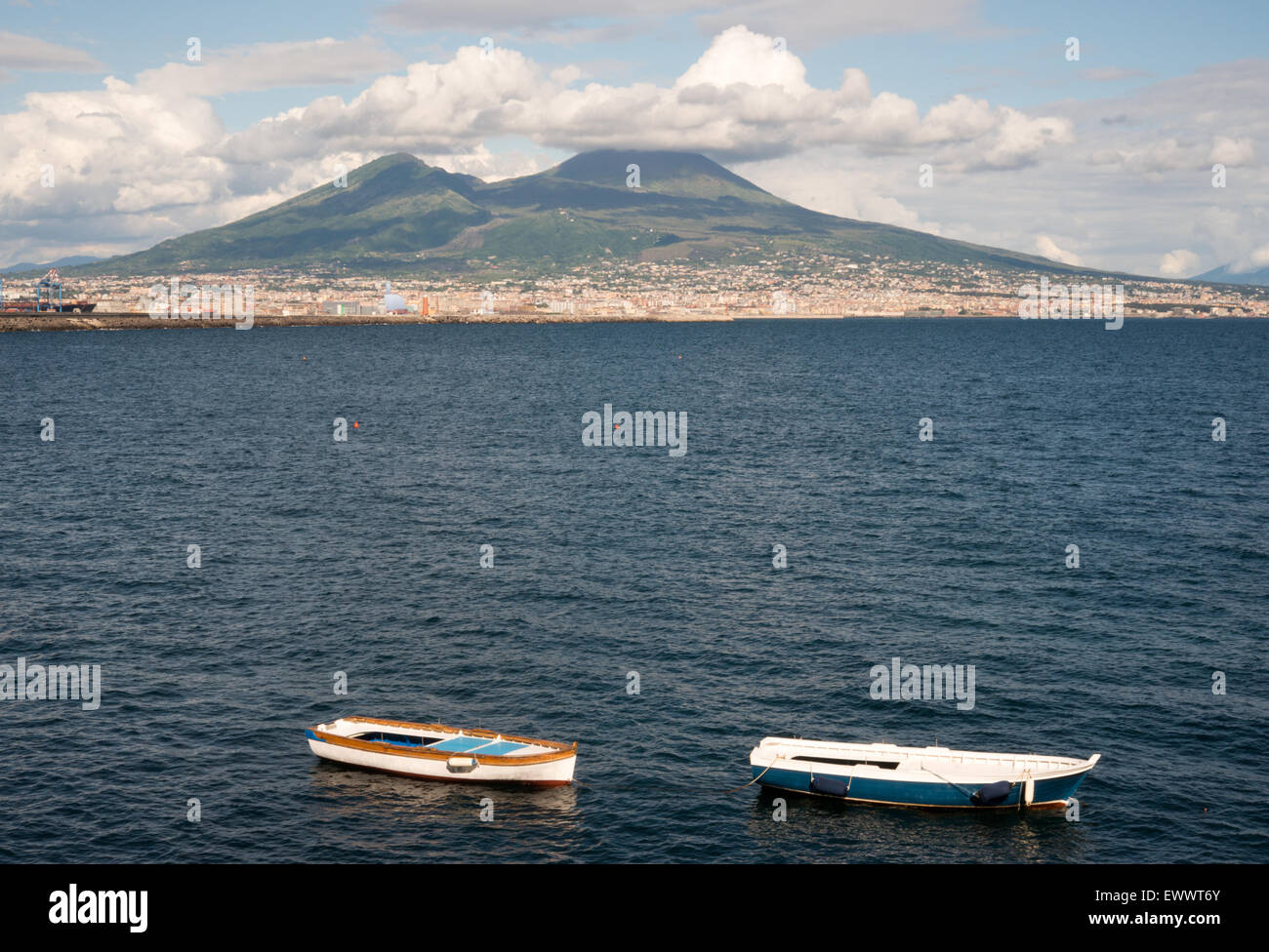 Vue sur le mont Vésuve, deux bateaux de pêche et le golfe de Naples de Mergellina Banque D'Images