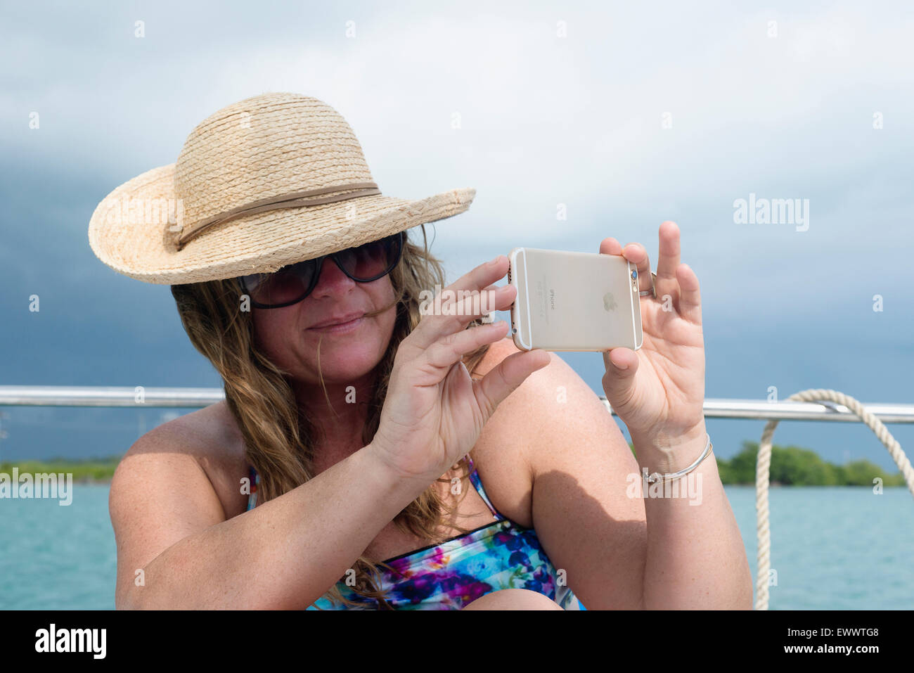 Une femme tenant un iphone 6 Banque D'Images