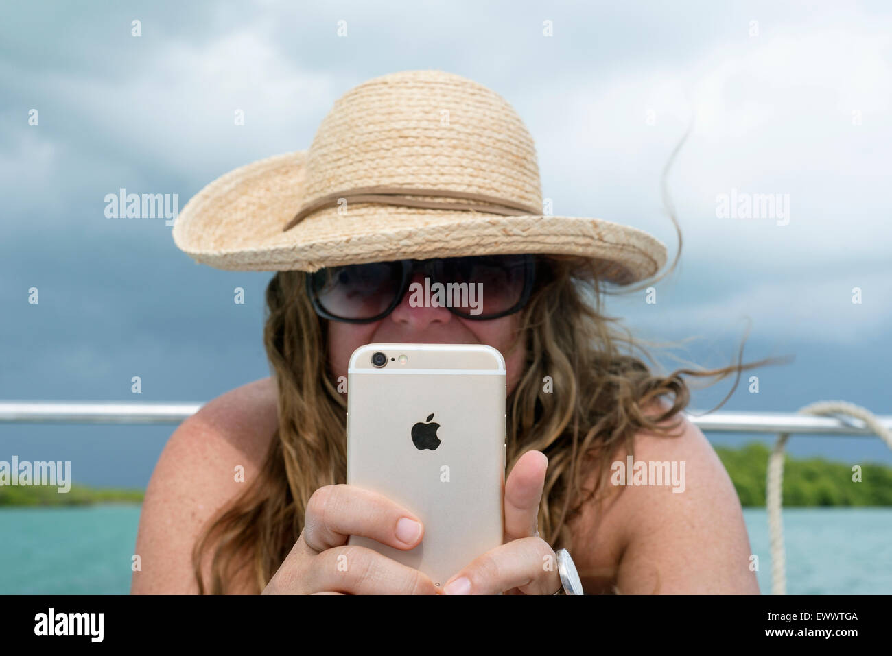 Une femme tenant un iphone 6. Banque D'Images