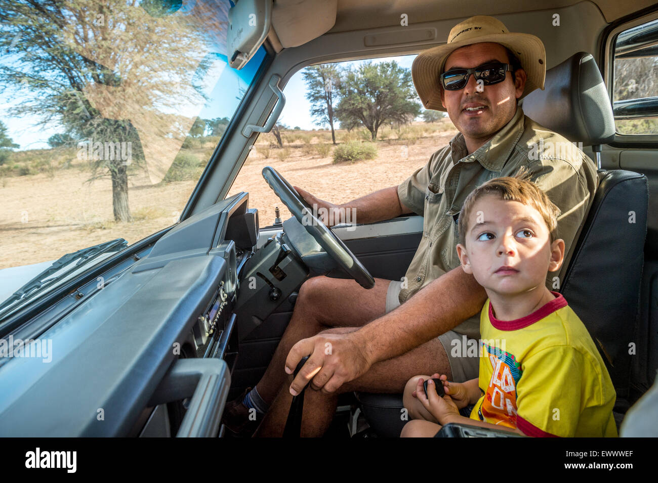 Namibie - l'homme et jeune garçon en voiture si désert. Banque D'Images
