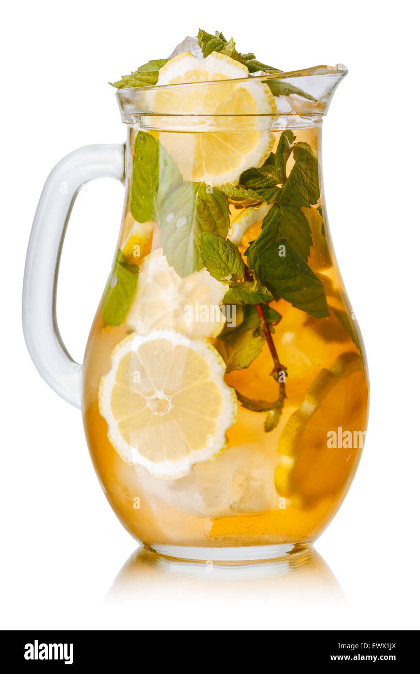Pichet de thé glacé sucré avec du citron et de la menthe. Banque D'Images