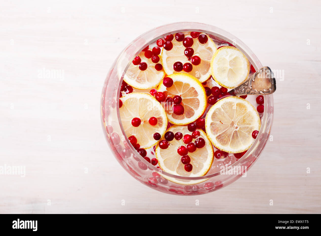 L'eau Cranberry Lemon detox dans un bocal en verre. La santé de l'eau infusée avec canneberge, airelle rouge et citron Banque D'Images