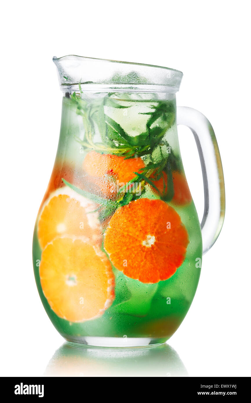 Pichets en verre avec l'estragon (mandarine) de l'eau infusée tarkhun detox Banque D'Images