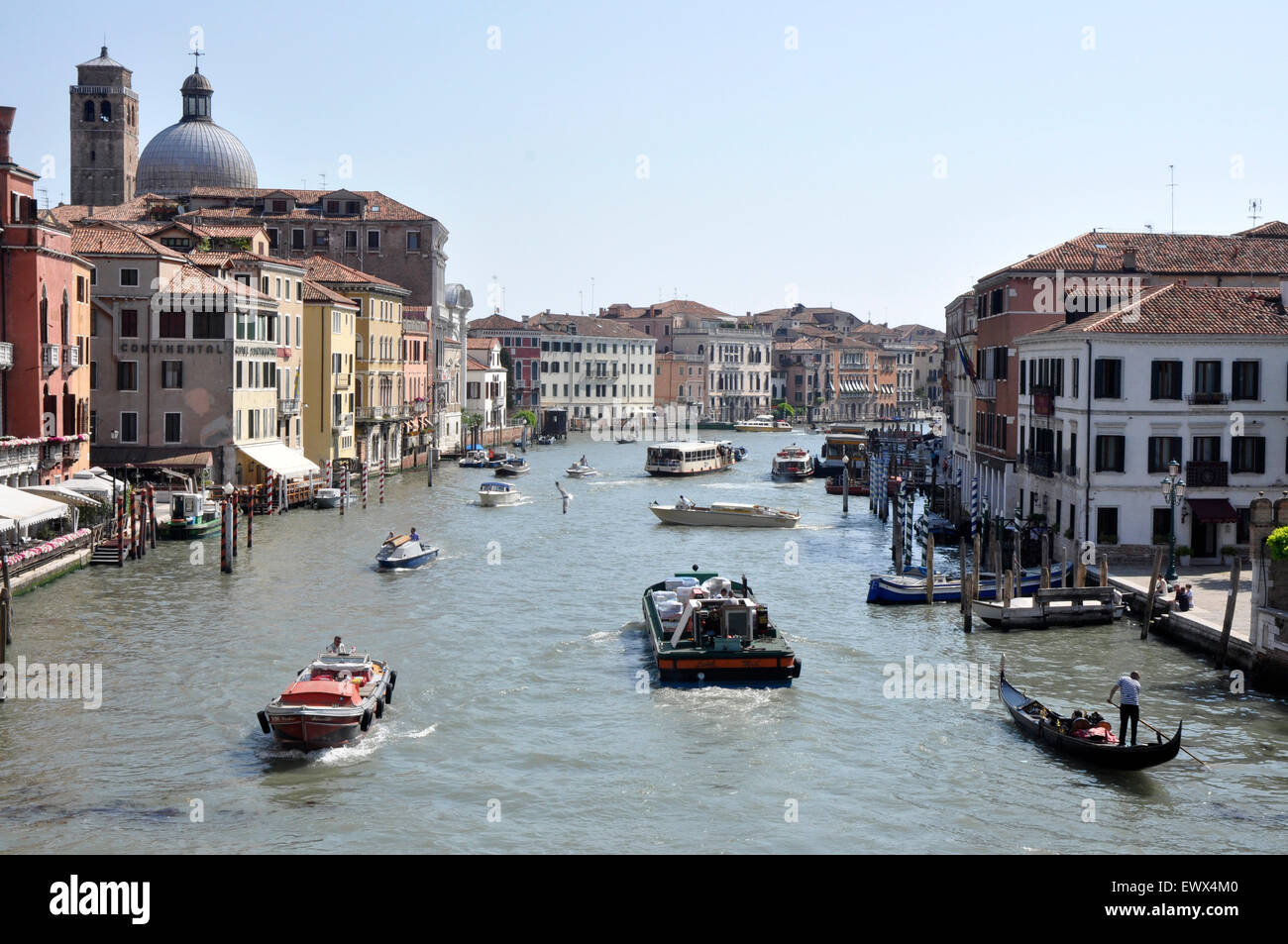 Italie Venise Cannaregio région - Canale Grande vue du Pont des Scalzi bridge à l'Est - commercial  + les bateaux de plaisance Banque D'Images