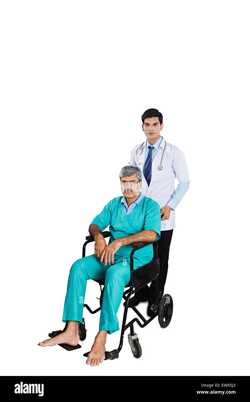 Médecin indien et le patient marche assis en fauteuil roulant Banque D'Images