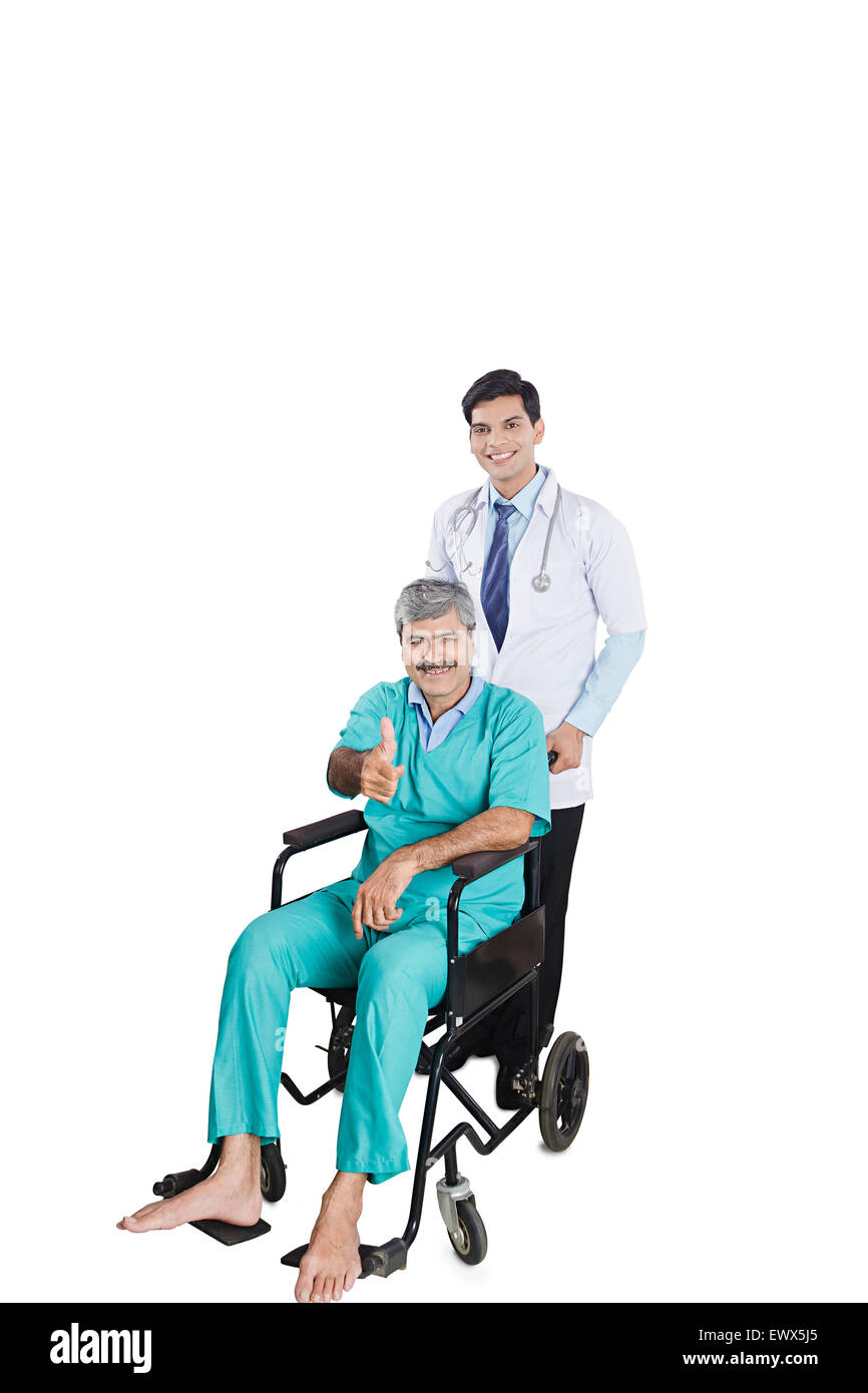 Médecin indien et le patient assis en fauteuil roulant Thumbs Up montrant Banque D'Images