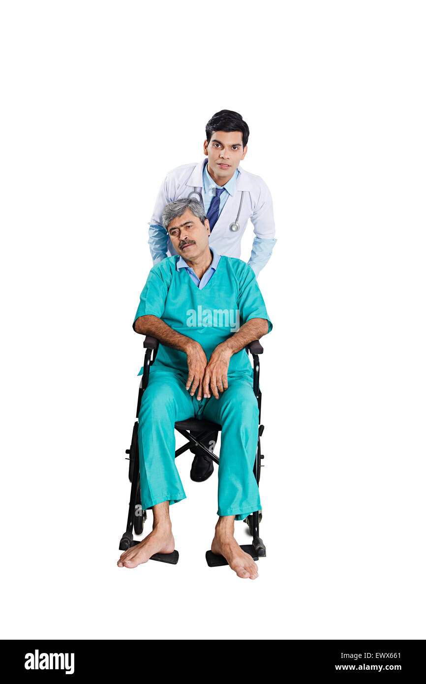 Patient médecin indien d'urgence en fauteuil roulant Banque D'Images