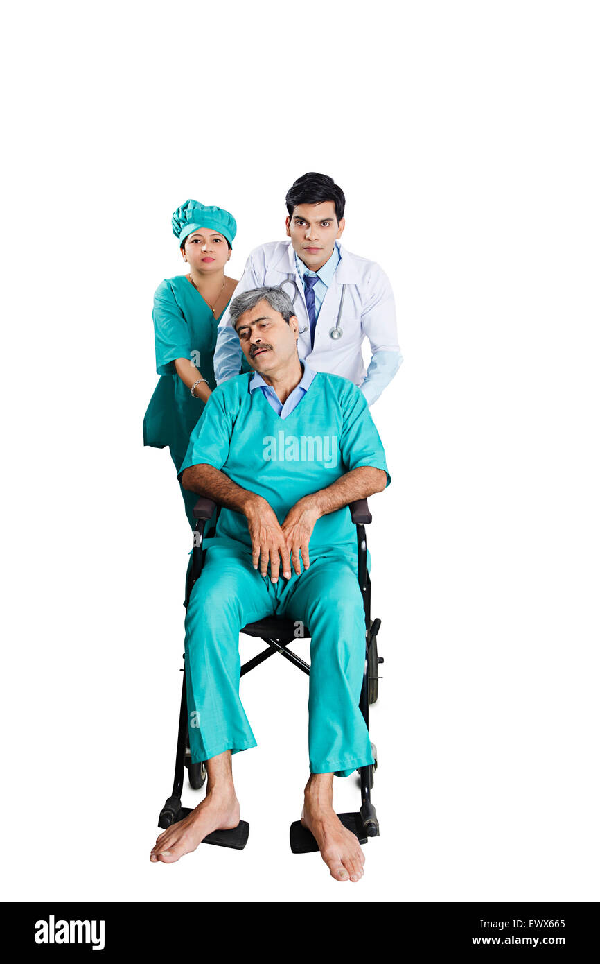Patient médecin indien d'urgence en fauteuil roulant Banque D'Images