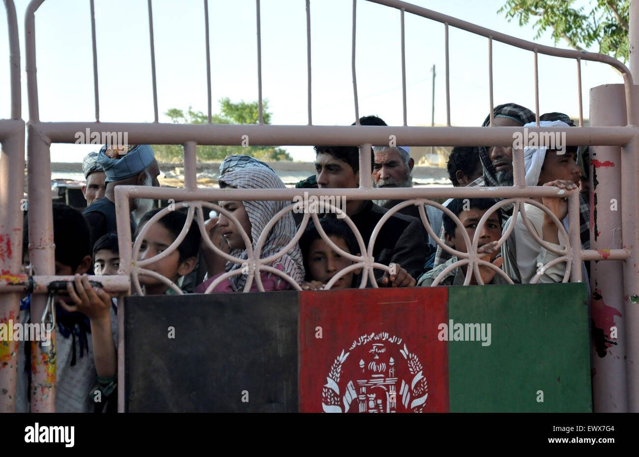 Jawzjan, Afghanistan. 2 juillet, 2015. Afghans attendre pour recevoir de la nourriture pendant le mois sacré du Ramadan en province de Jawzjan, dans le nord de l'Afghanistan, le 2 juillet 2015. © Arui/Xinhua/Alamy Live News Banque D'Images