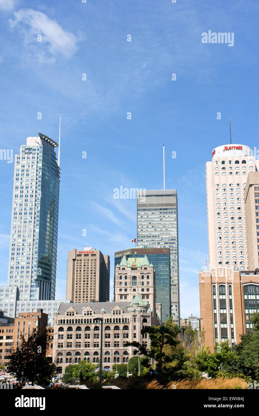 Montréal, Canada - le 19 août 2008 : gratte-ciel et la vieille gare Windsor au centre-ville de Montréal. Banque D'Images