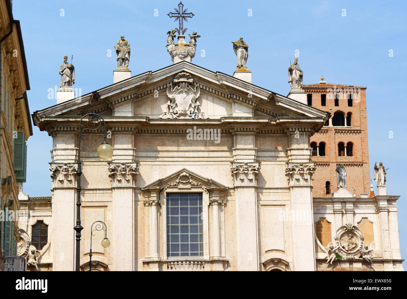 Détail de la cathédrale de Saint Pierre Apôtre ou Duomo di Mantova à Mantoue, Lombardie, Italie. Banque D'Images