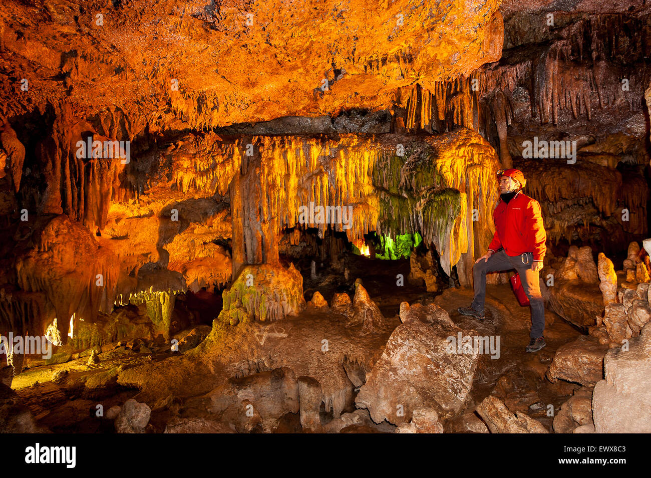 Italie Pouilles Castellana Grotte - le loup avec le spéléologue Sergio Carpinelli Banque D'Images