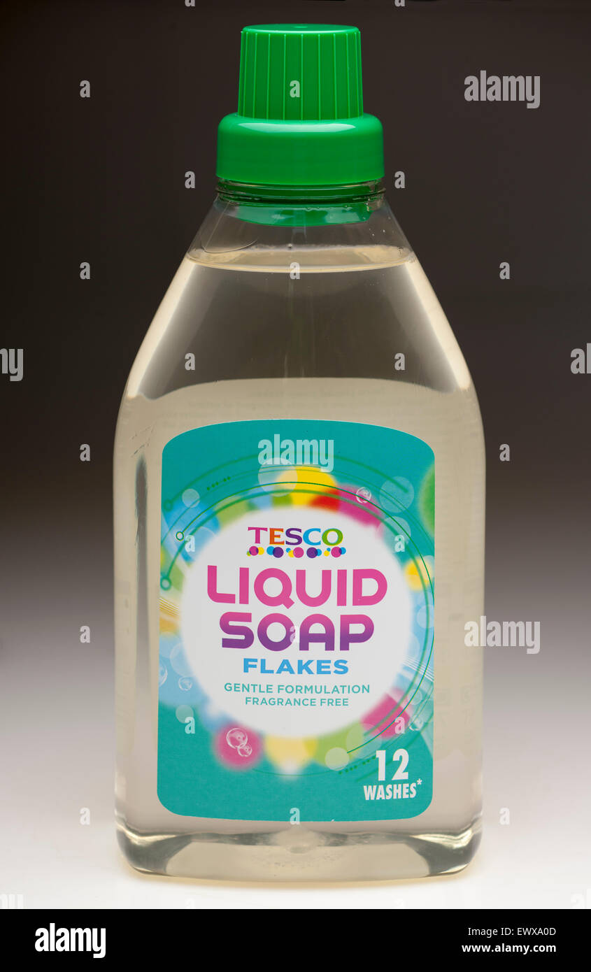 Bouteille de Tesco 12 Flocons de savon liquide de lavage pour les délicats Banque D'Images